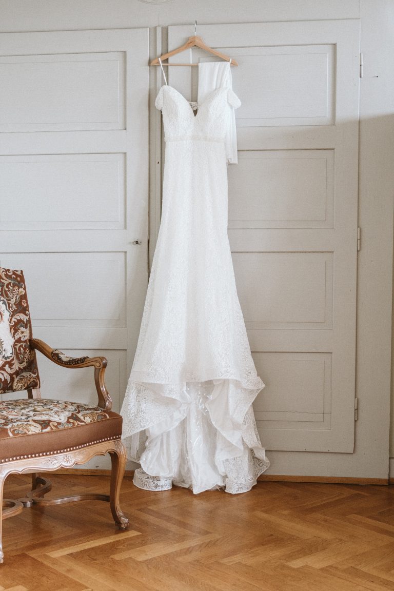 Brautkleid beim Getting-Ready Schlosshochzeit, Lörrach, Hochzeitsfotograf Sebastian Faber