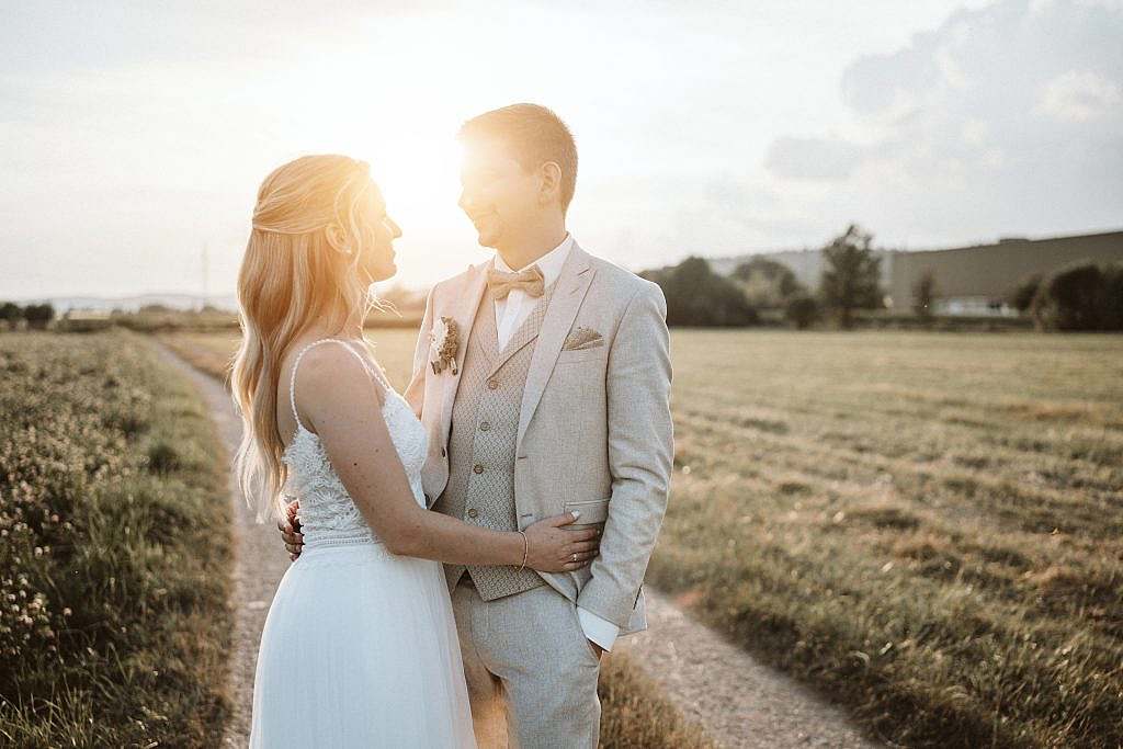 Brautpaar beim Brautpaarshooting bei Sonnenuntergang an der Eventfabrik33 in Maulburg