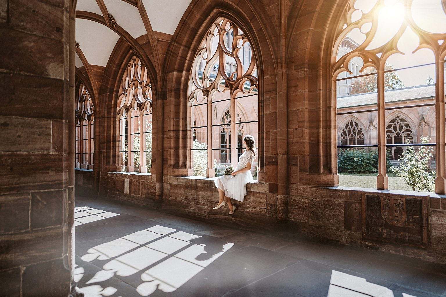 Kreuzgang Muenster Basel Brautpaarshooting mit Hochzeitsfotograf Sebastian Faber aus Efringen-Kirchen